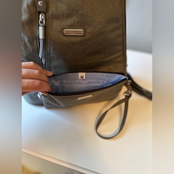 Baggallini Metro Backpack With RFID Phone Wristlet - Picture 8 of 9